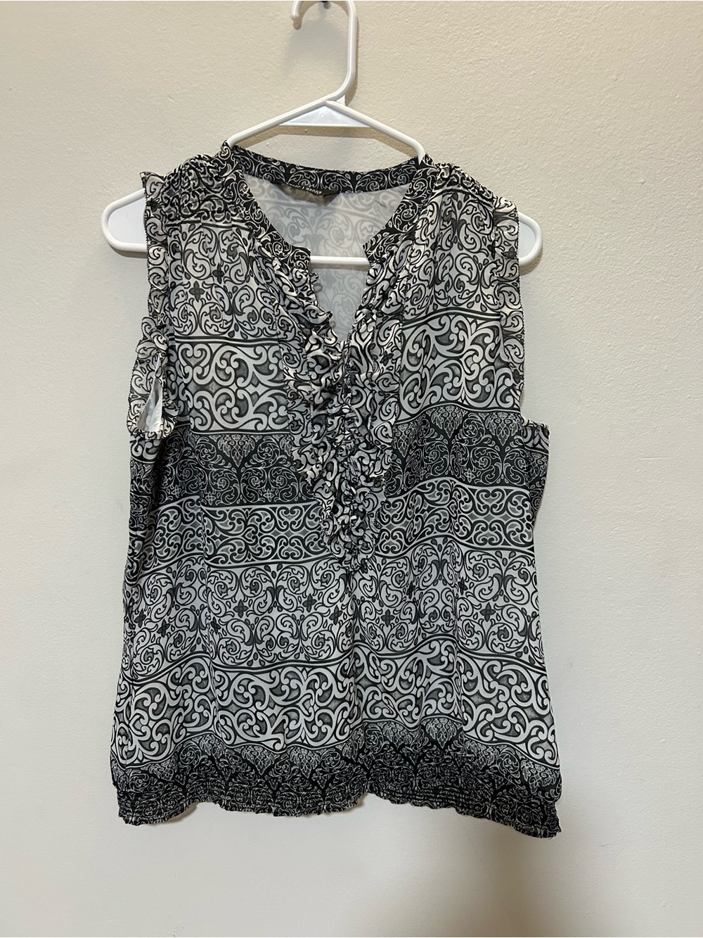 Black & White Damask Ruffle Neck Sleeveless Blouse Smocked Hem size size L 0400